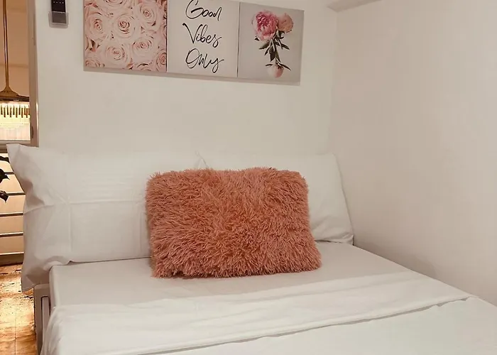 Edsa Cozy 3br Near Mrt W Netflix And Karaoke Fun * Manila