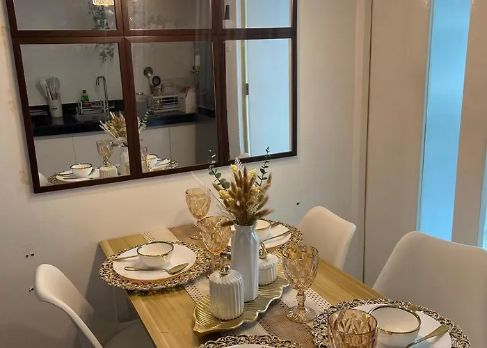 Edsa Cozy 3br Near Mrt W Netflix And Karaoke Fun Manila